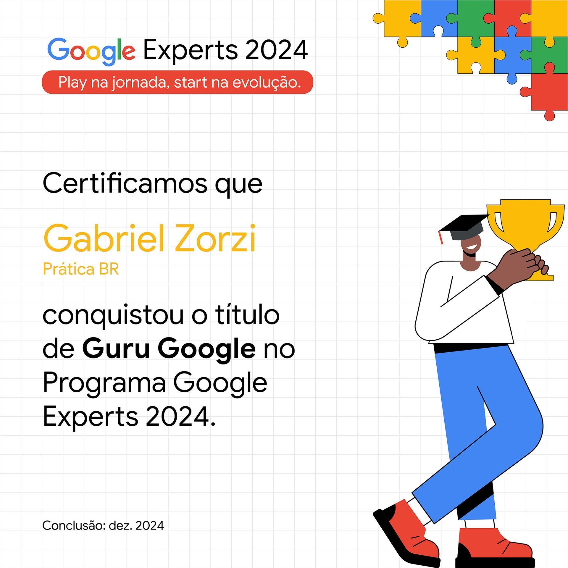 Um homem com beca e capelo de formatura está segurando um troféu.