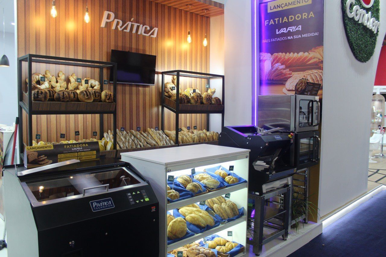 Uma padaria com muito pão em exposição