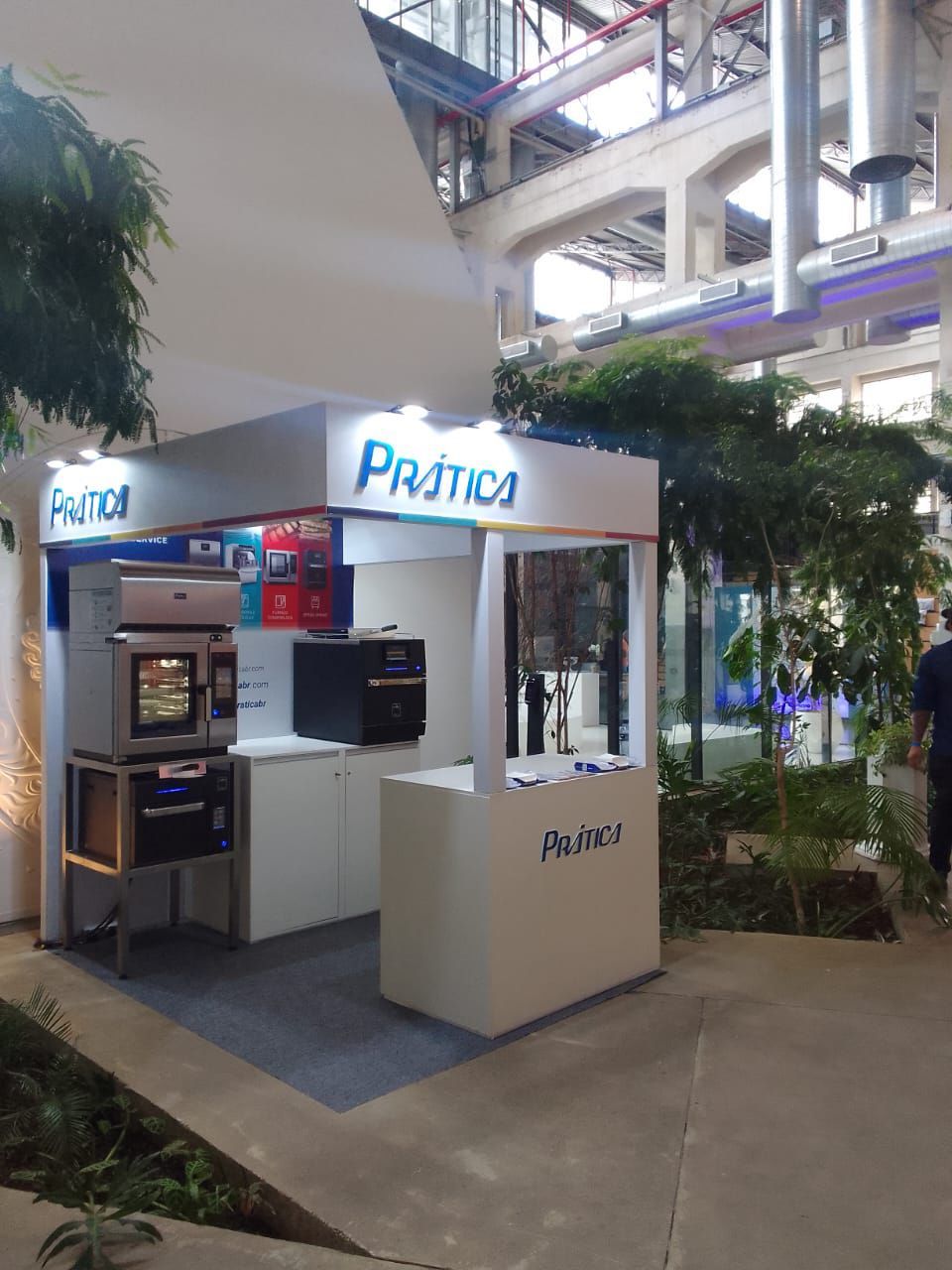 Uma cabine branca com a palavra pratica nela