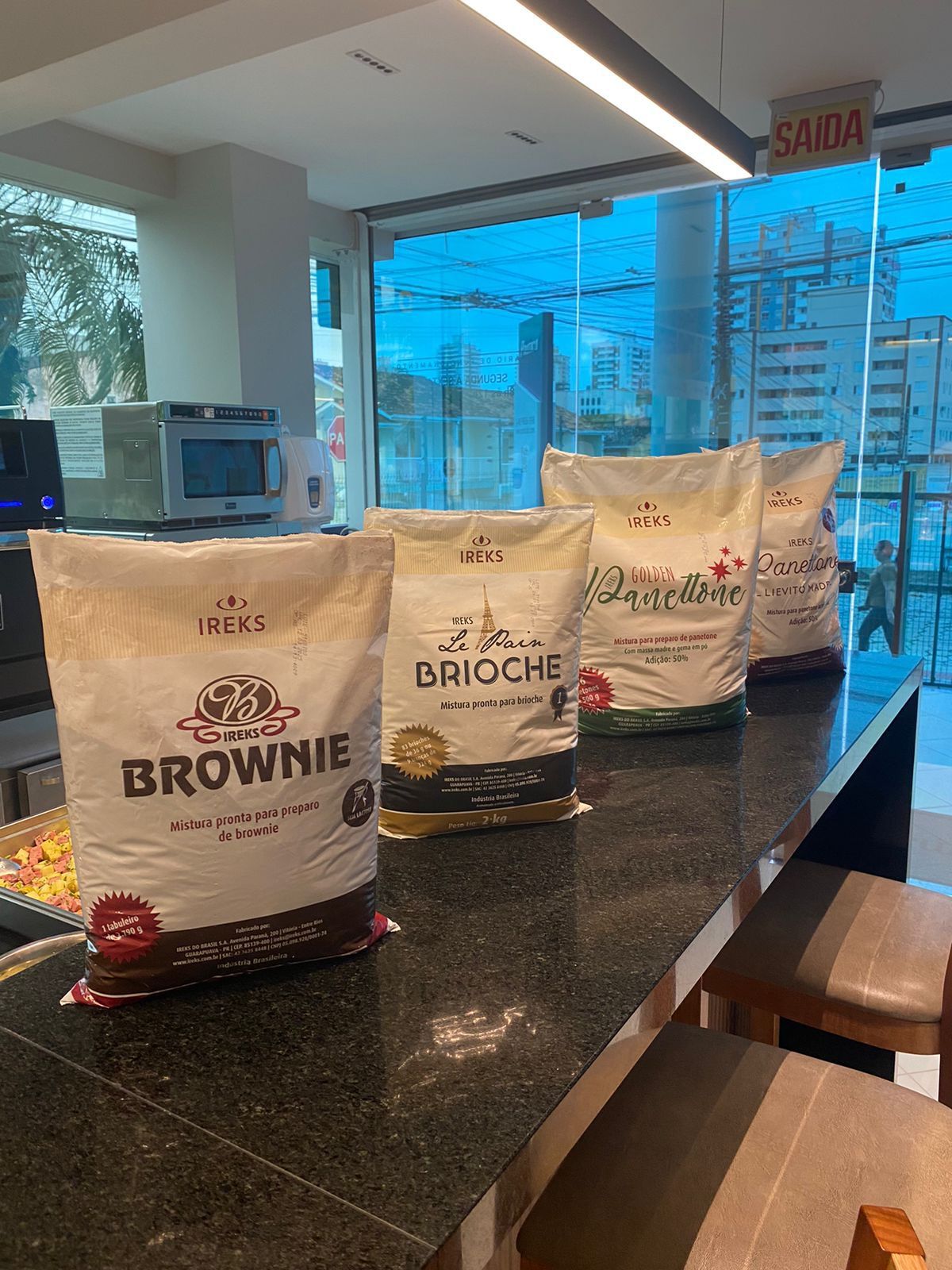 Um monte de sacos de mistura para brownie estão em cima do balcão.