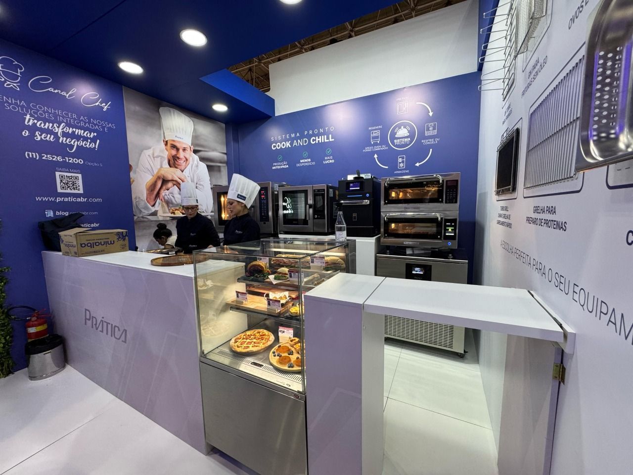 Um homem está parado atrás de um balcão em uma padaria.