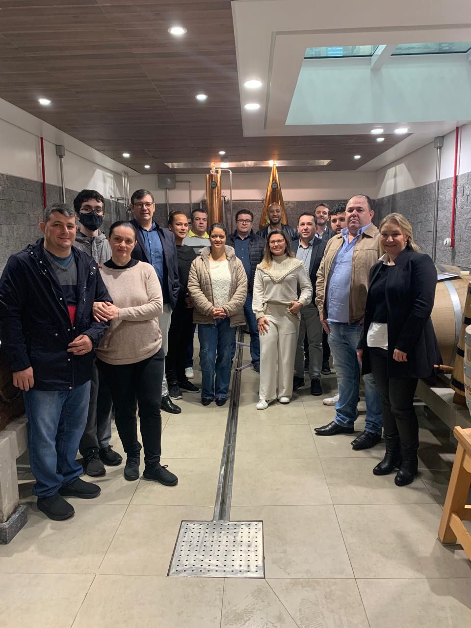 Um grupo de pessoas posa para uma foto em uma sala.