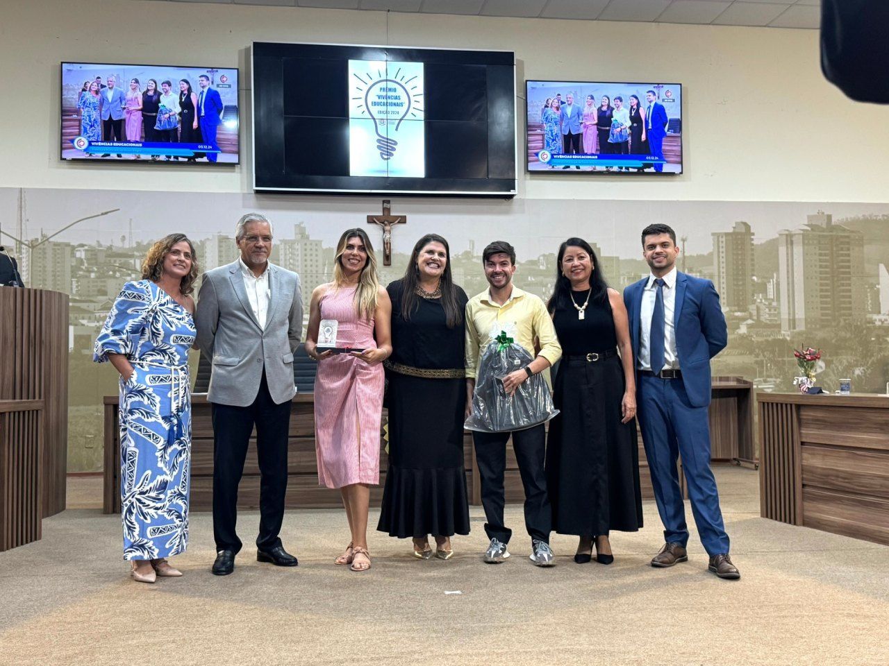 Um grupo de pessoas está posando para uma foto em uma sala.