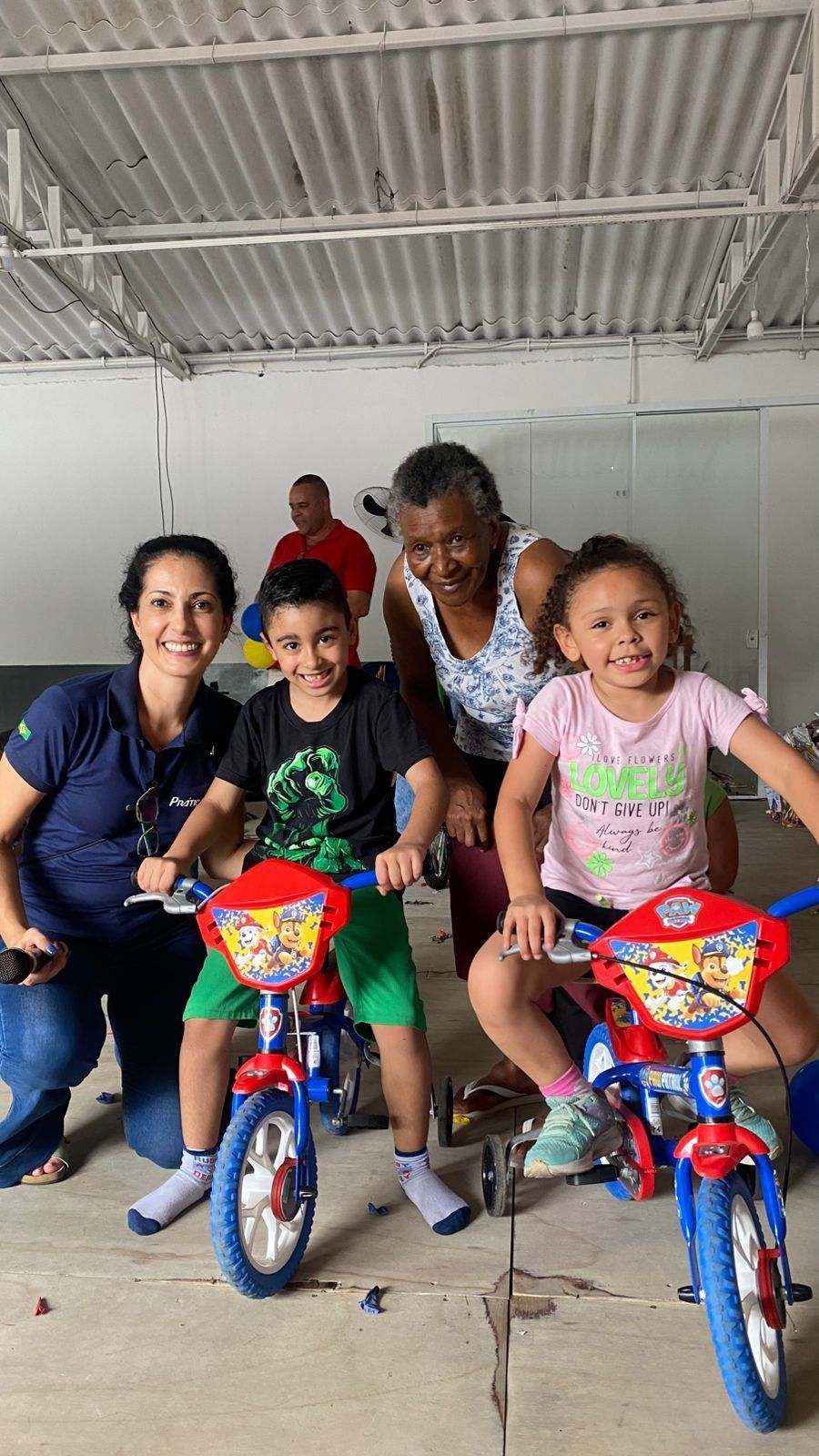Um grupo de crianças está sentado em bicicletas com seus pais.