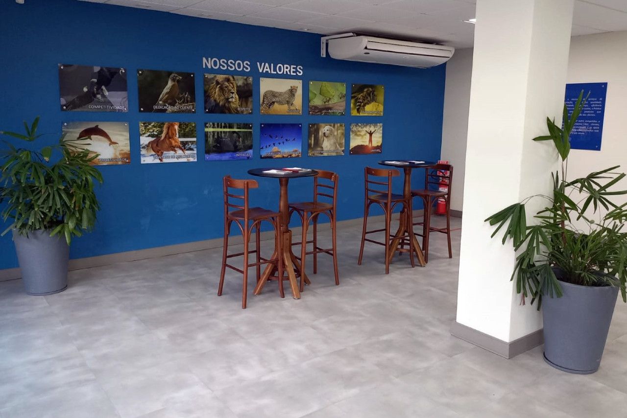 Uma sala com mesas e cadeiras em frente a uma parede que diz nossos valores