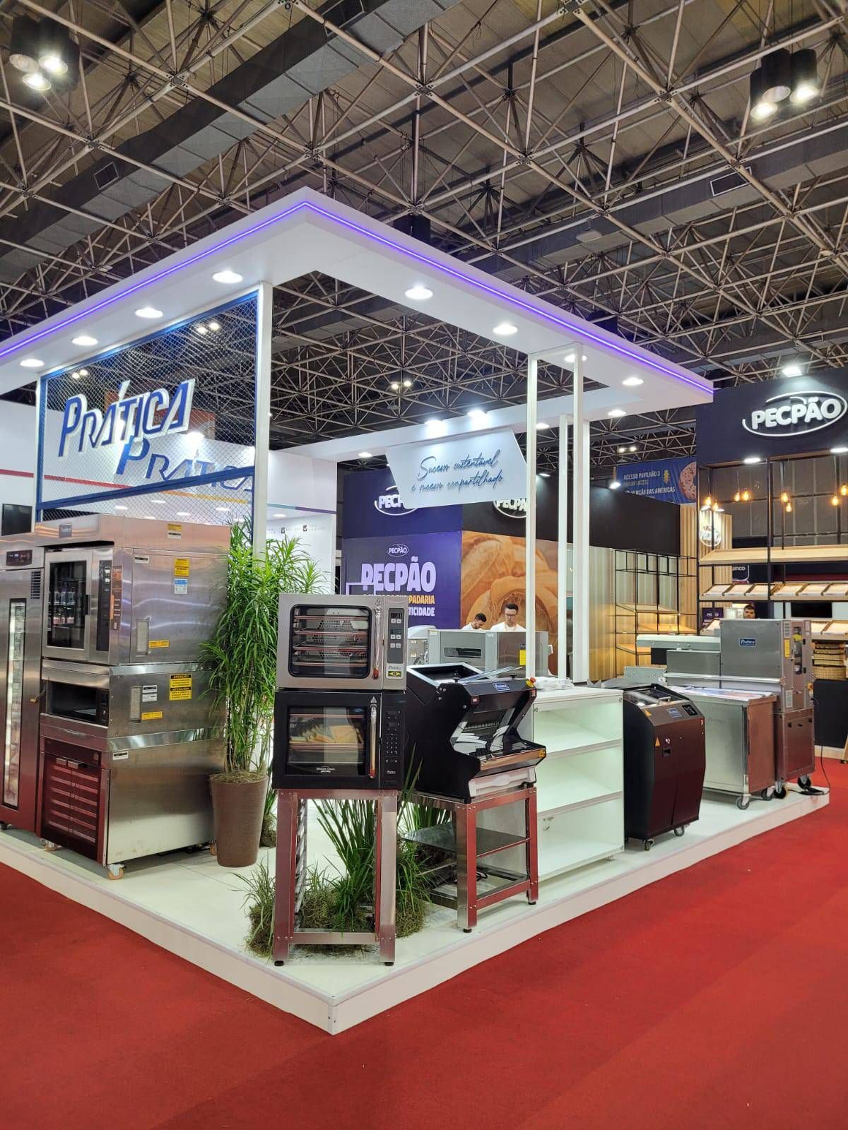 Uma vitrine de padaria com muitos eletrodomésticos em um tapete vermelho.