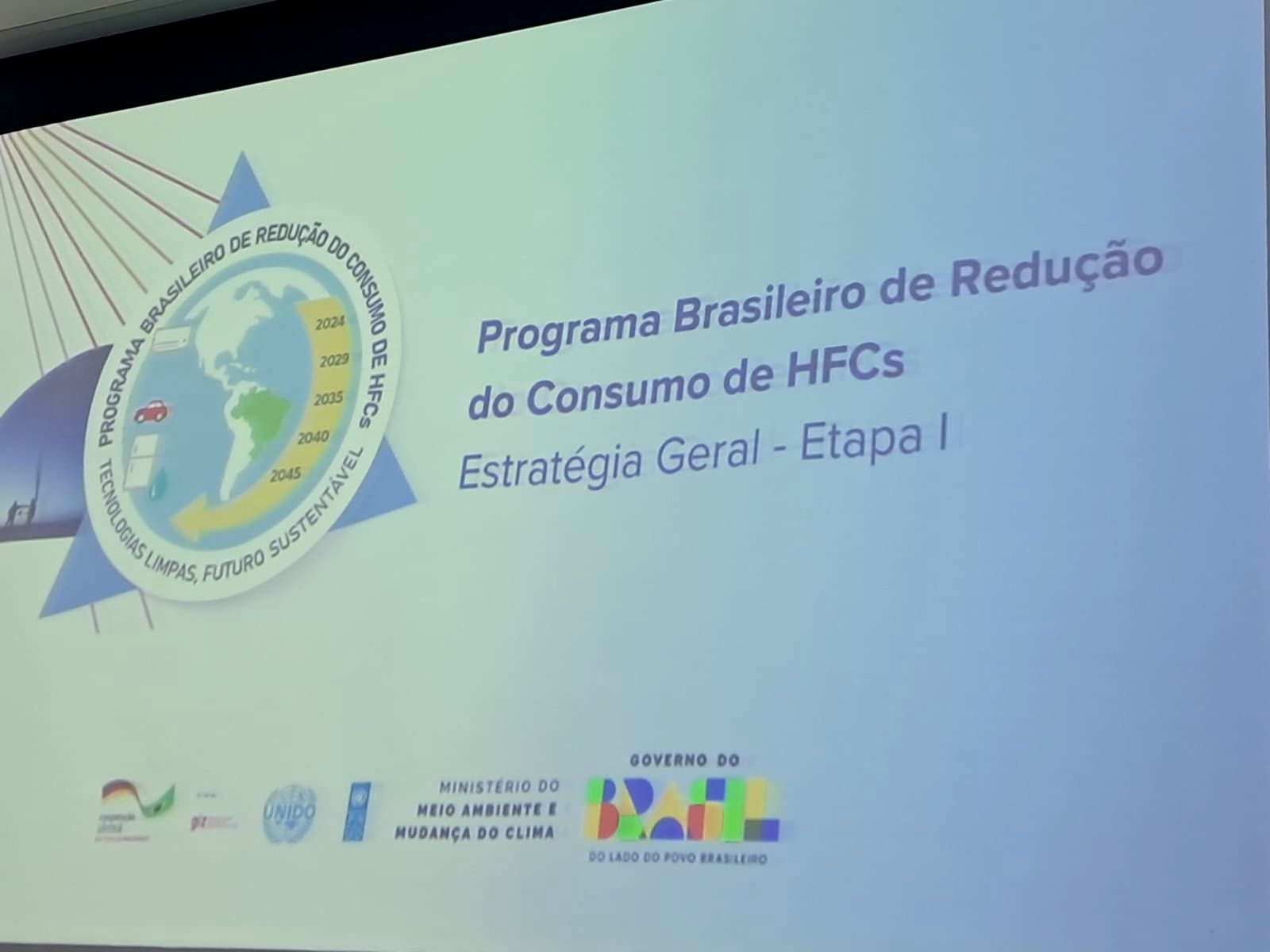 Slide de apresentação: Programa brasileiro de redução do consumo de HFC, estratégia geral, etapa 1.