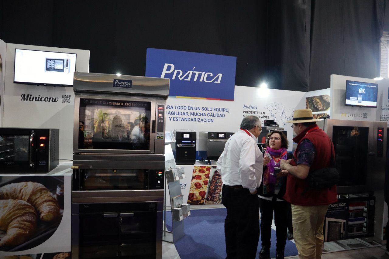 Um grupo de pessoas em pé na frente de uma placa de prática