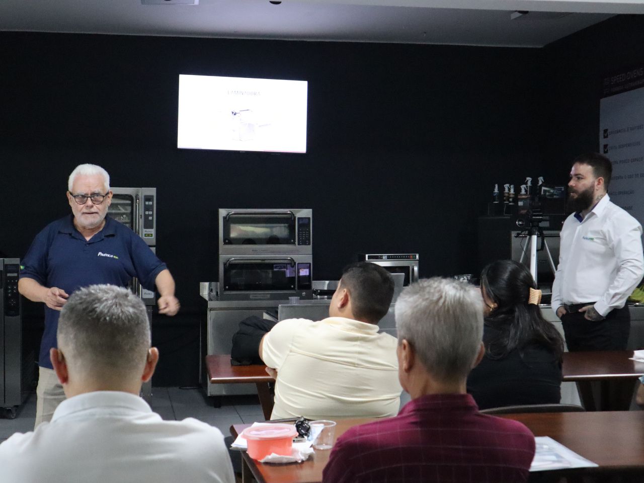 Um homem está fazendo uma apresentação para um grupo de pessoas