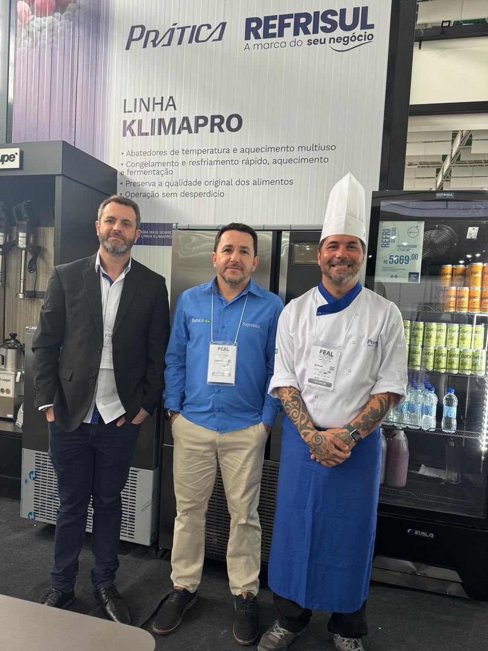 Três homens em pé na frente de uma placa que diz linha klimapro