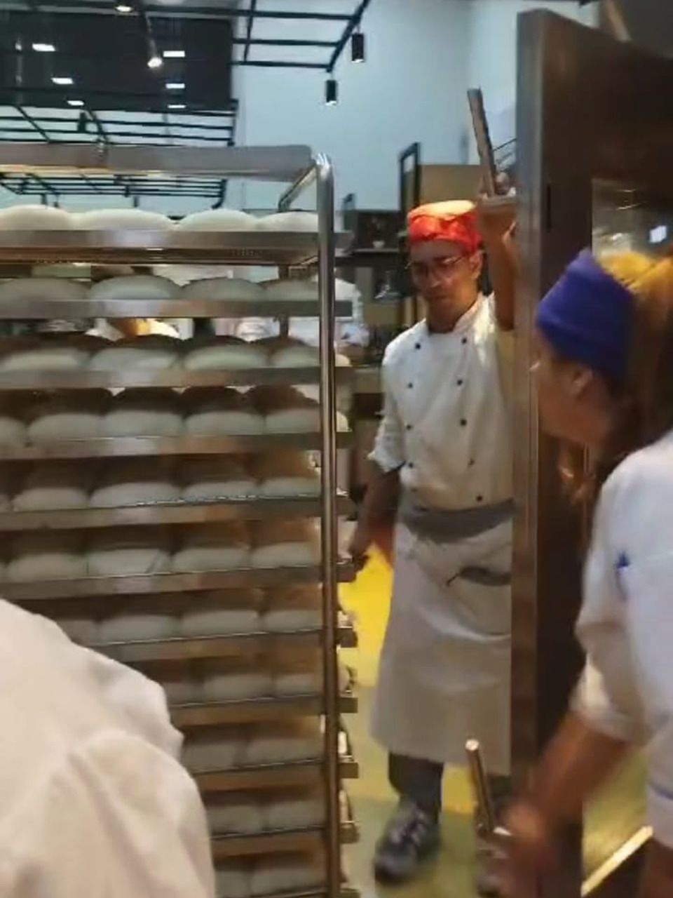 Um homem com um chapéu vermelho está de pé ao lado de uma mulher com uma faixa azul na cabeça