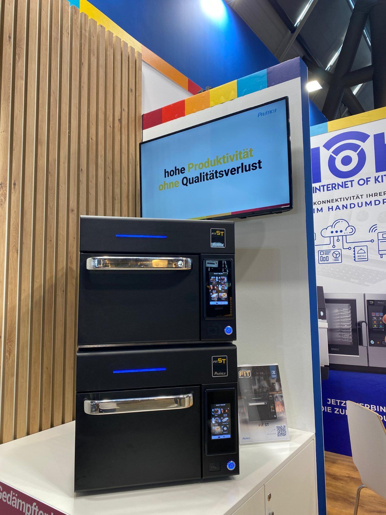 Dois fornos pretos estão empilhados um em cima do outro sobre uma mesa.