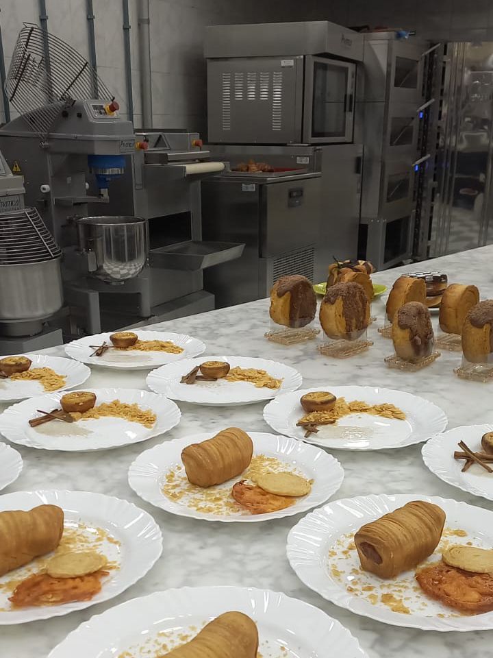 Uma mesa coberta com pratos de comida em uma cozinha.