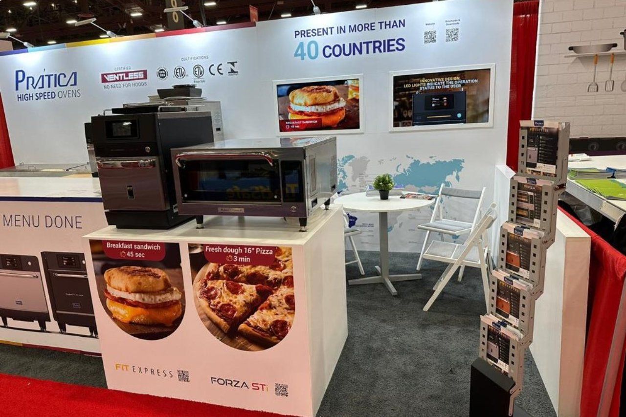 Uma cabine com uma placa que diz 40 países