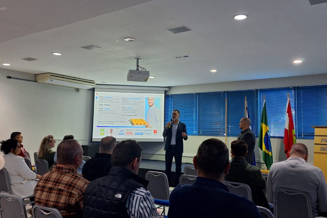 Um homem está fazendo uma apresentação para um grupo de pessoas em uma sala de conferências.