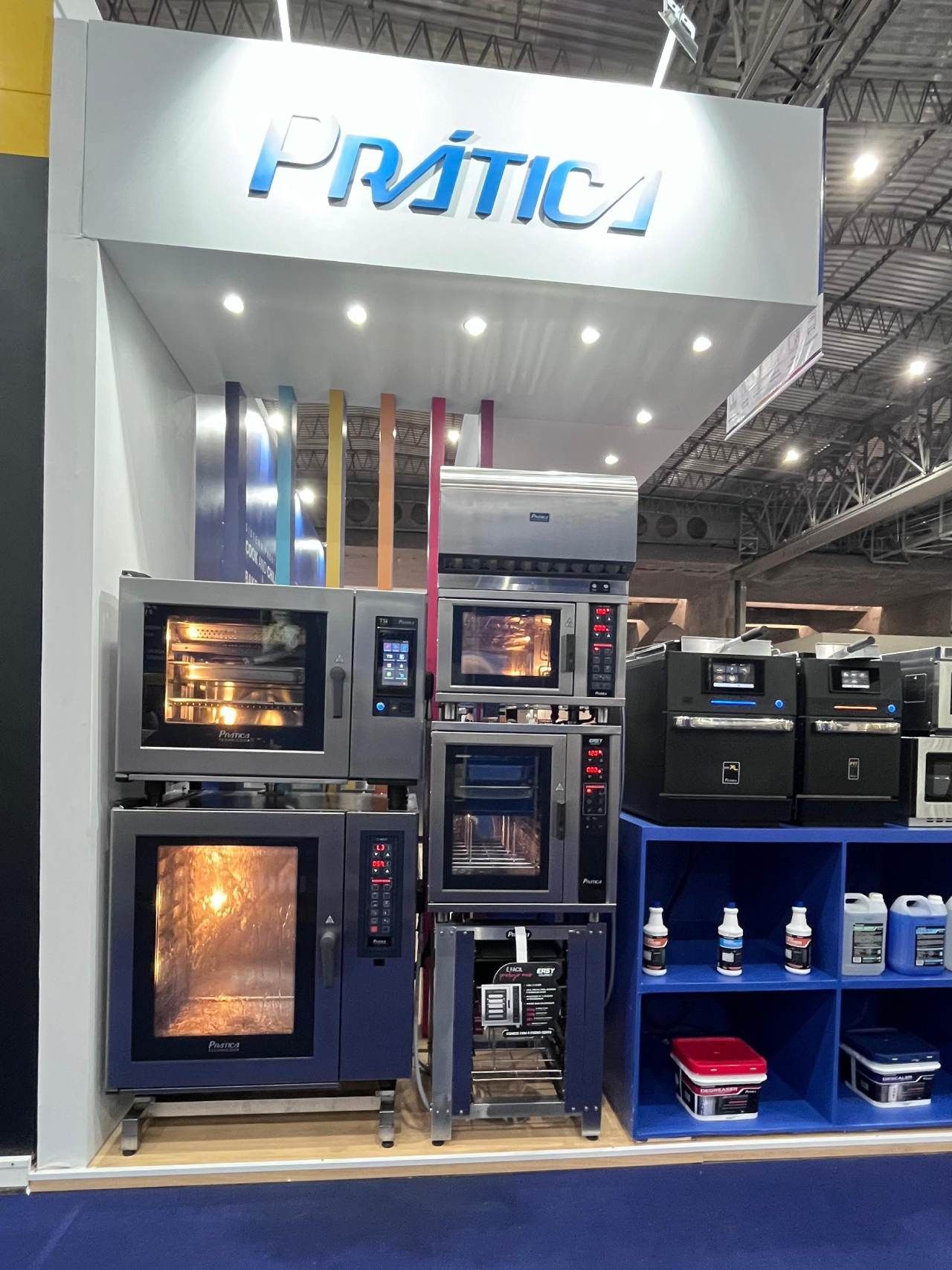 Uma exposição de fornos sob uma placa que diz prática