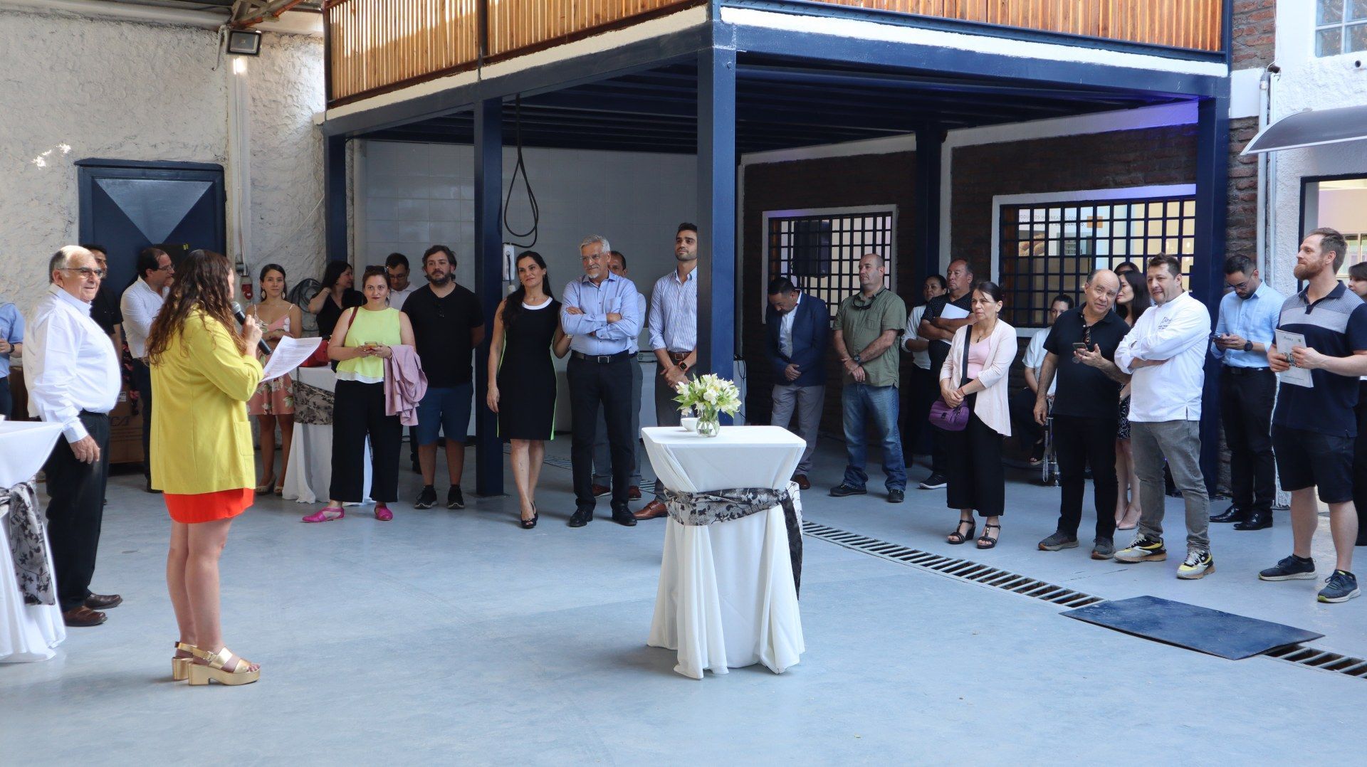 Uma mulher está parada na frente de um grupo de pessoas.