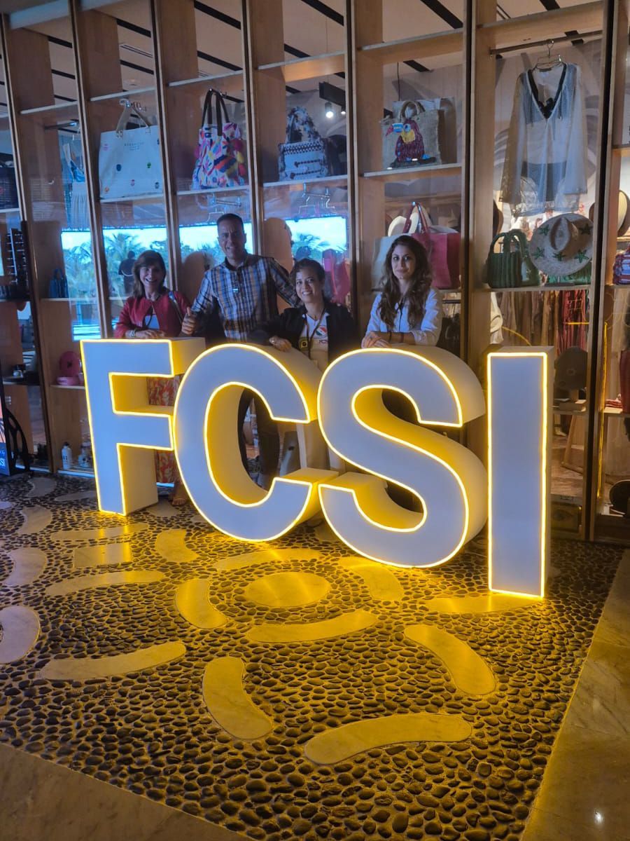 Pessoas em pé atrás das letras