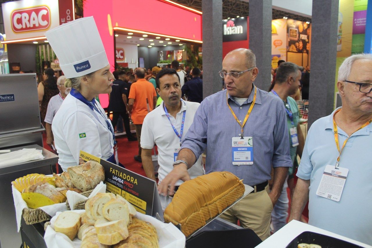 Um grupo de pessoas está olhando para um pedaço de pão.