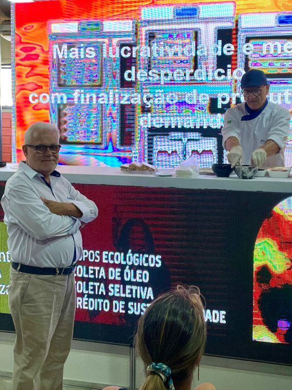 Um homem e uma mulher estão em frente ao balcão de um restaurante.