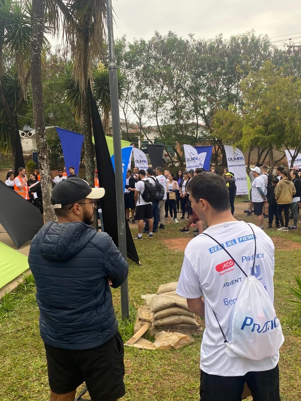 Um grupo de pessoas está em um parque conversando entre si.