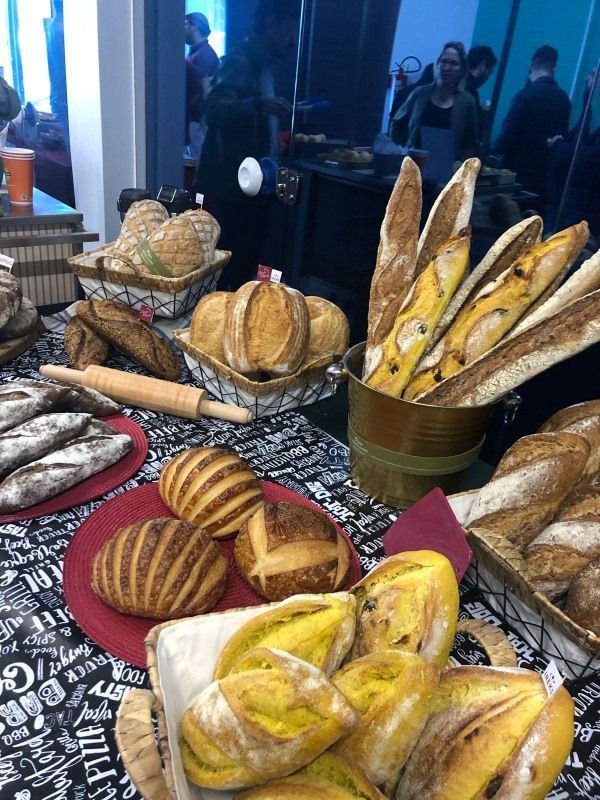 Uma mesa coberta com uma variedade de pães e doces.