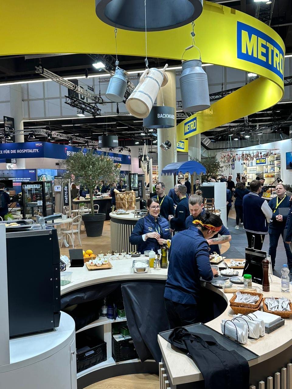Um grupo de pessoas está reunido em uma sala com uma placa que diz metrô