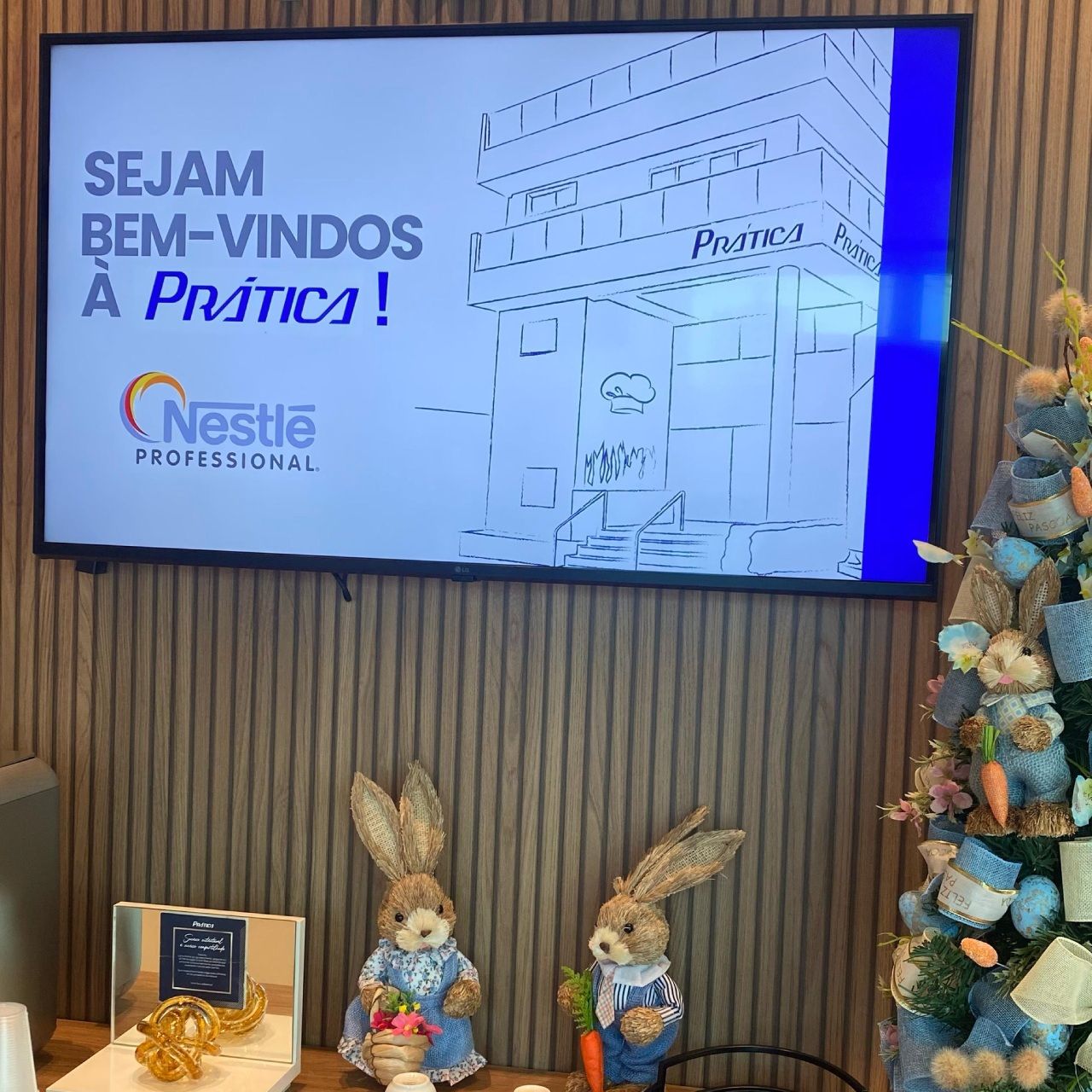Uma placa profissional da Nestlé pendurada acima de uma árvore de Natal