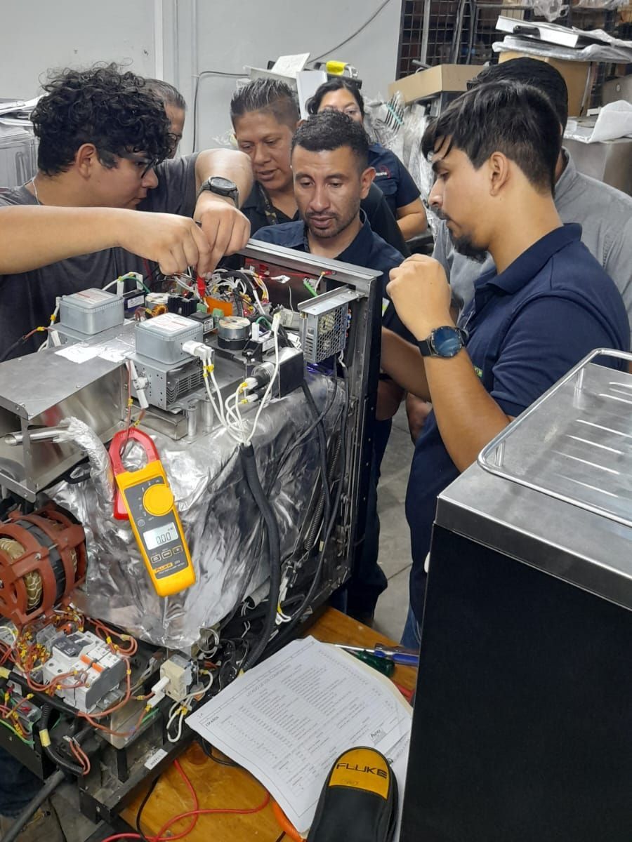 Um grupo de homens está trabalhando em uma máquina com um multímetro Fluke