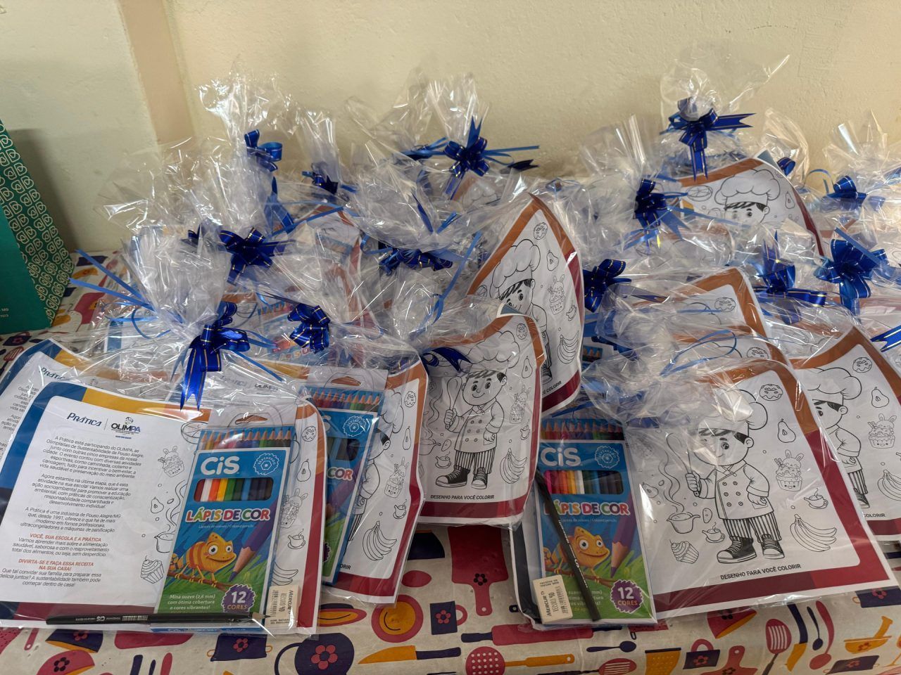 Um monte de pacotes de lápis de cor e livros de colorir em uma mesa