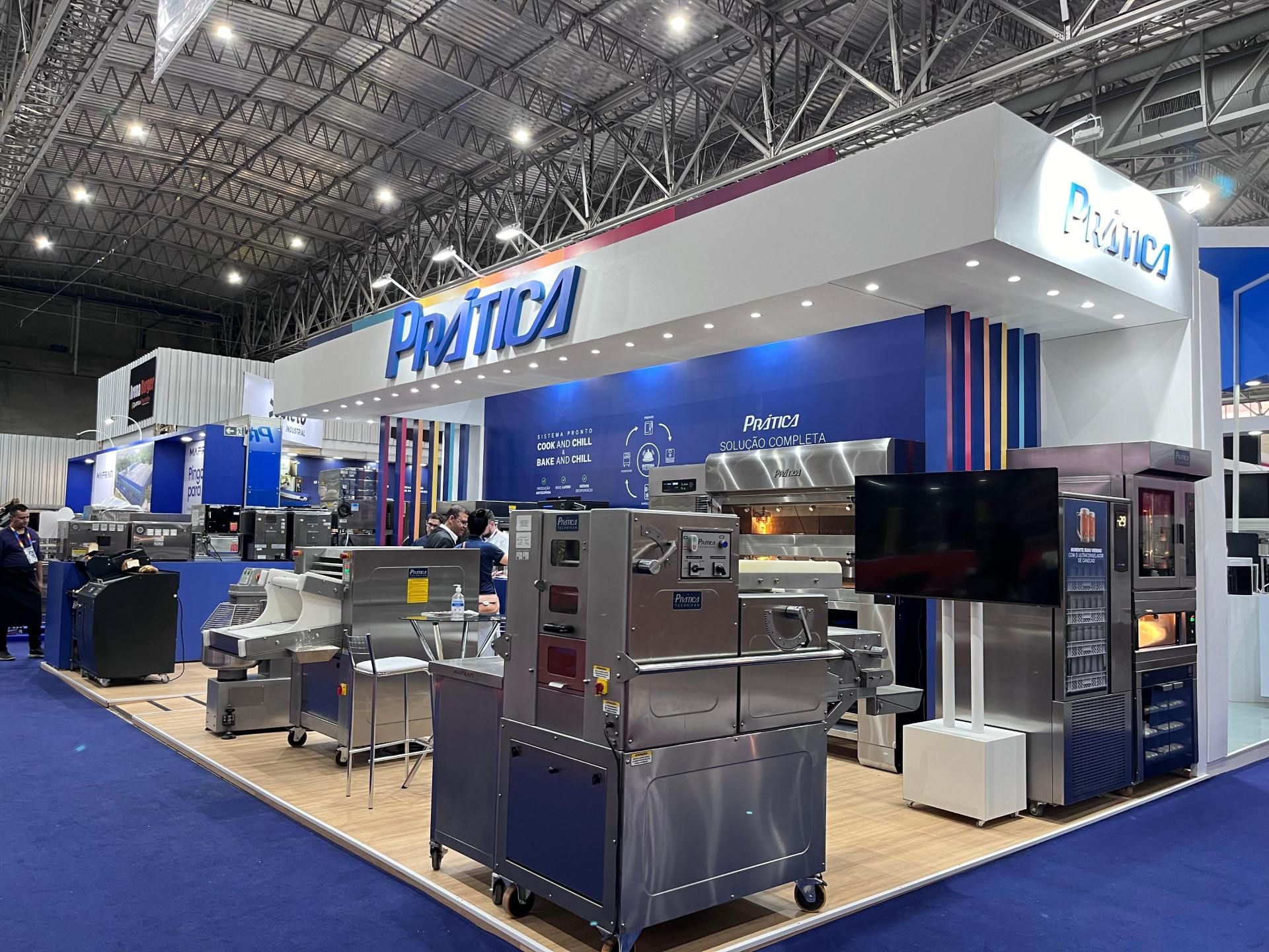 Uma sala grande com muitos eletrodomésticos de aço inoxidável em exposição.