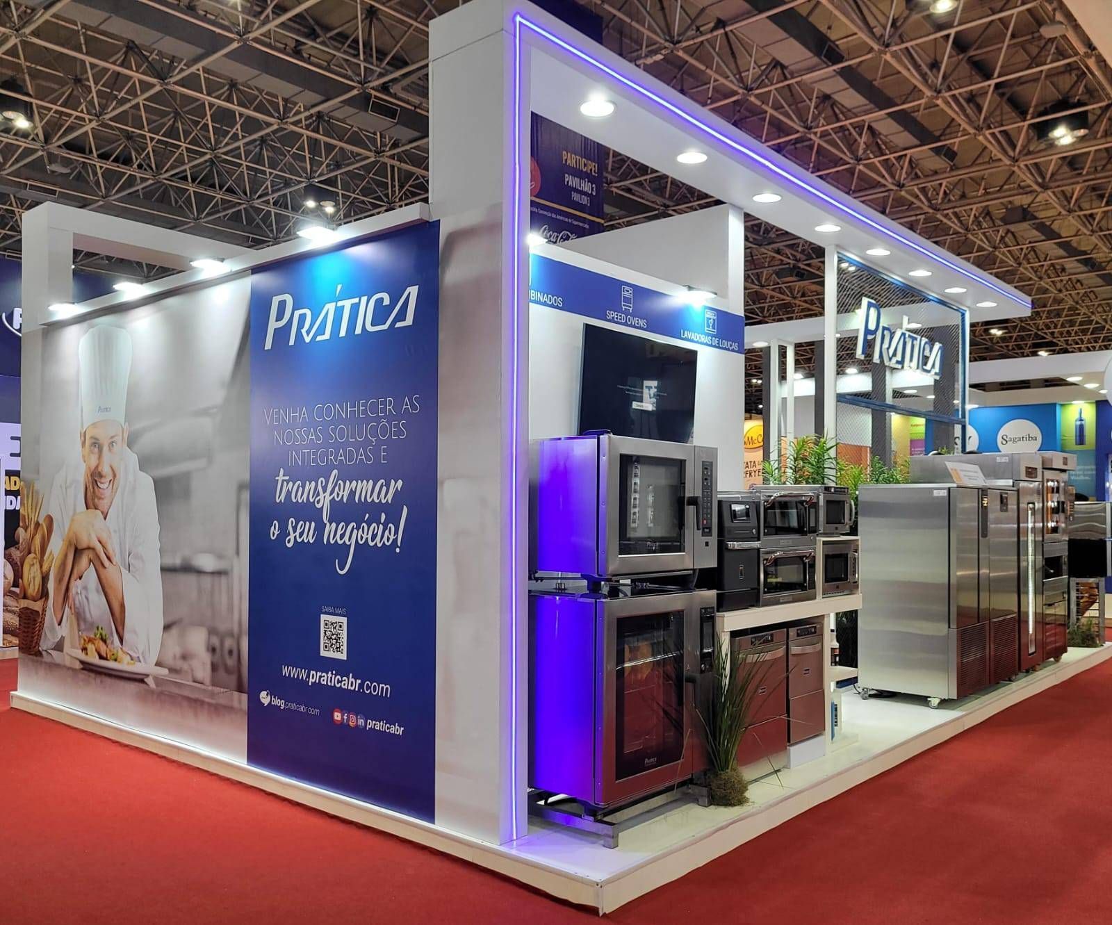 Uma cabine com uma placa que diz 'pratica'