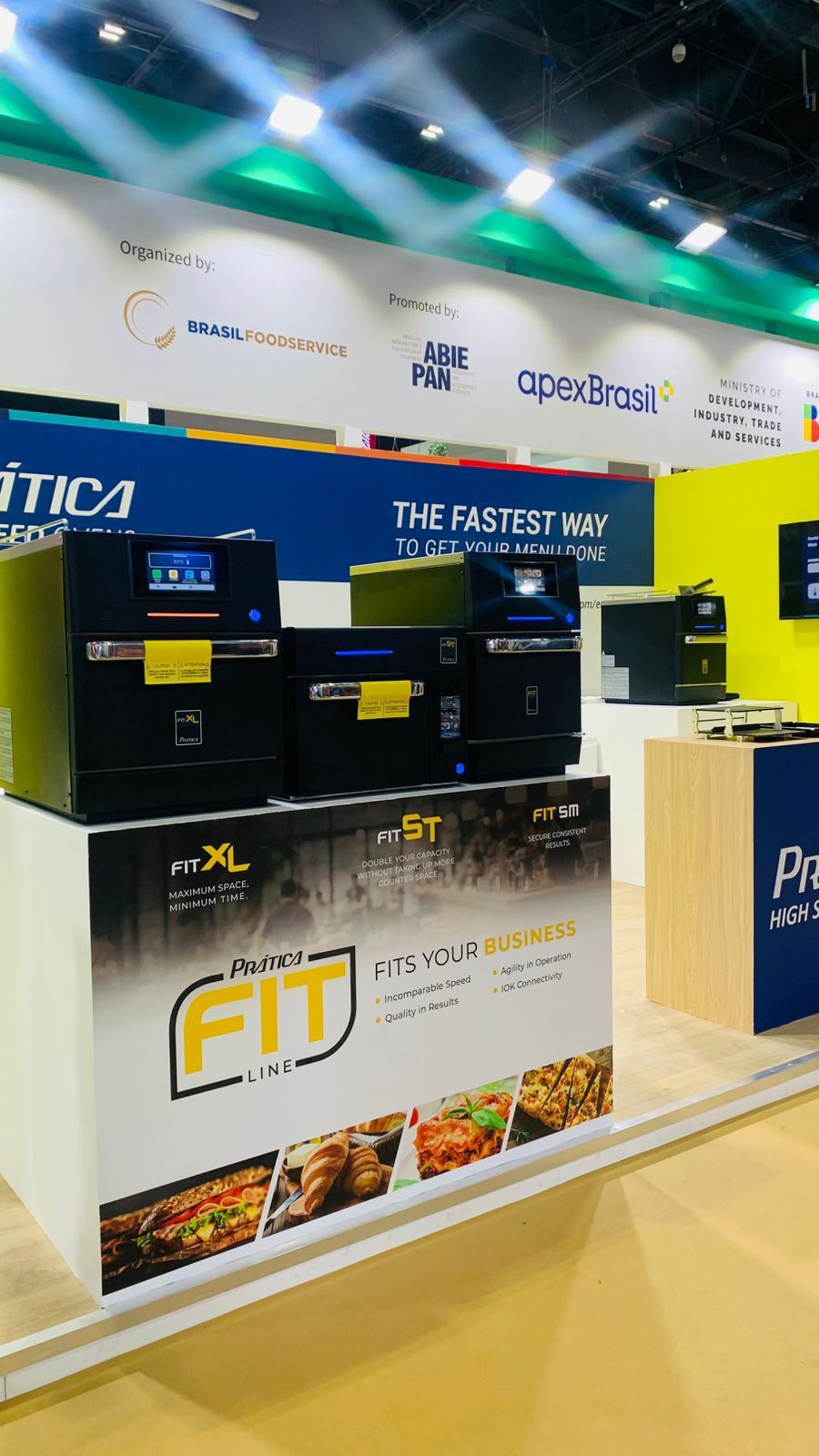 Uma exposição de utensílios alimentícios em uma sala com uma placa que diz ``o caminho mais rápido''.