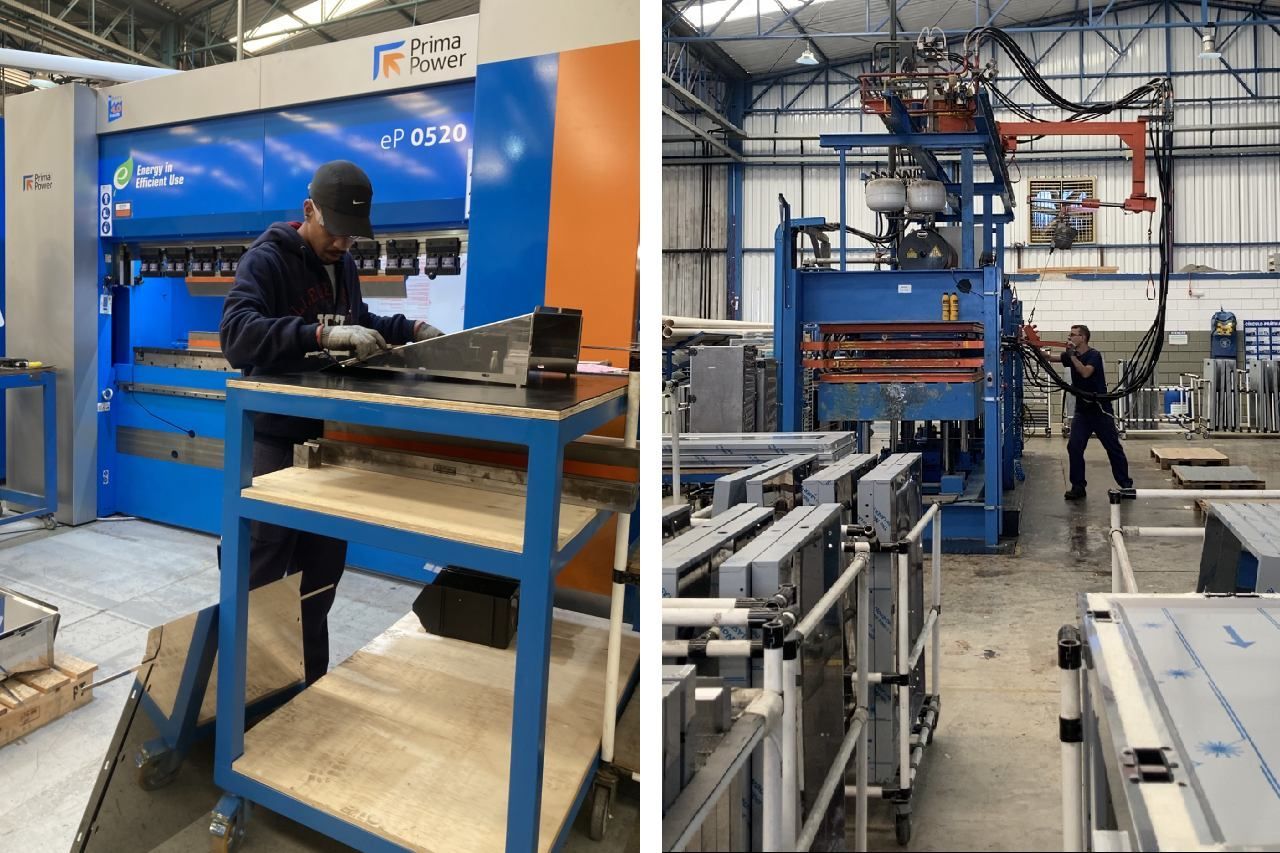 Um homem está trabalhando em uma máquina em uma fábrica.