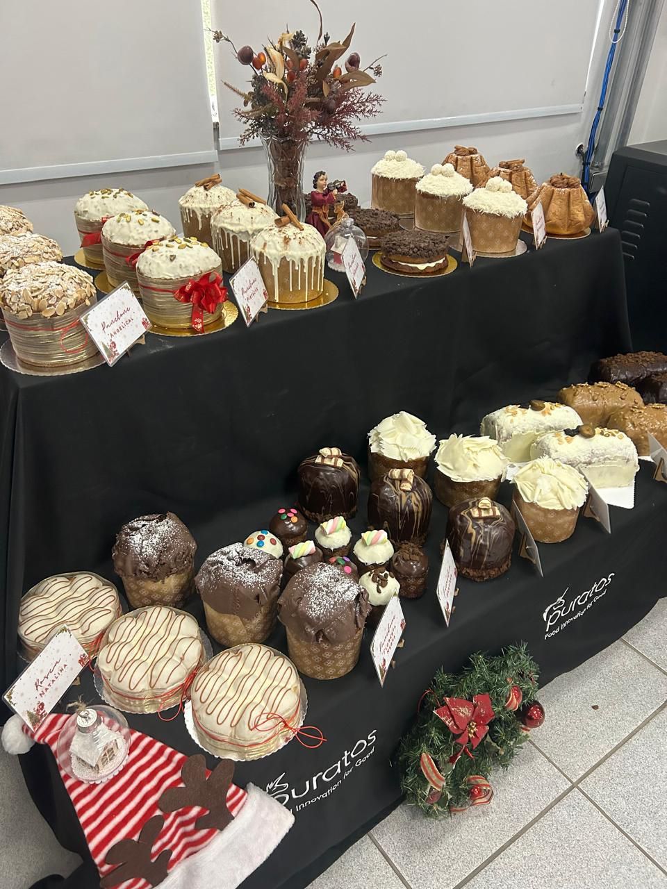 Uma mesa coberta com uma variedade de cupcakes e doces.