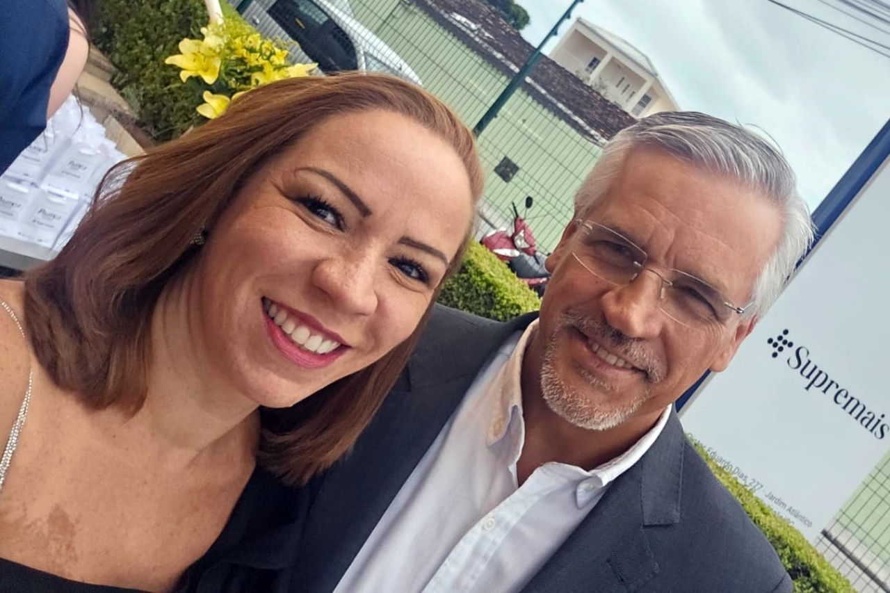 Um homem e uma mulher posam para uma foto e sorriem para a câmera.