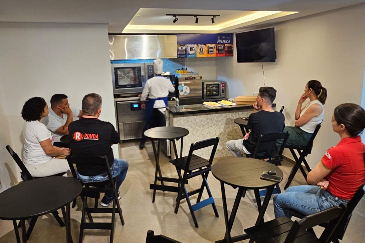 Um grupo de pessoas está sentado em mesas em um restaurante.