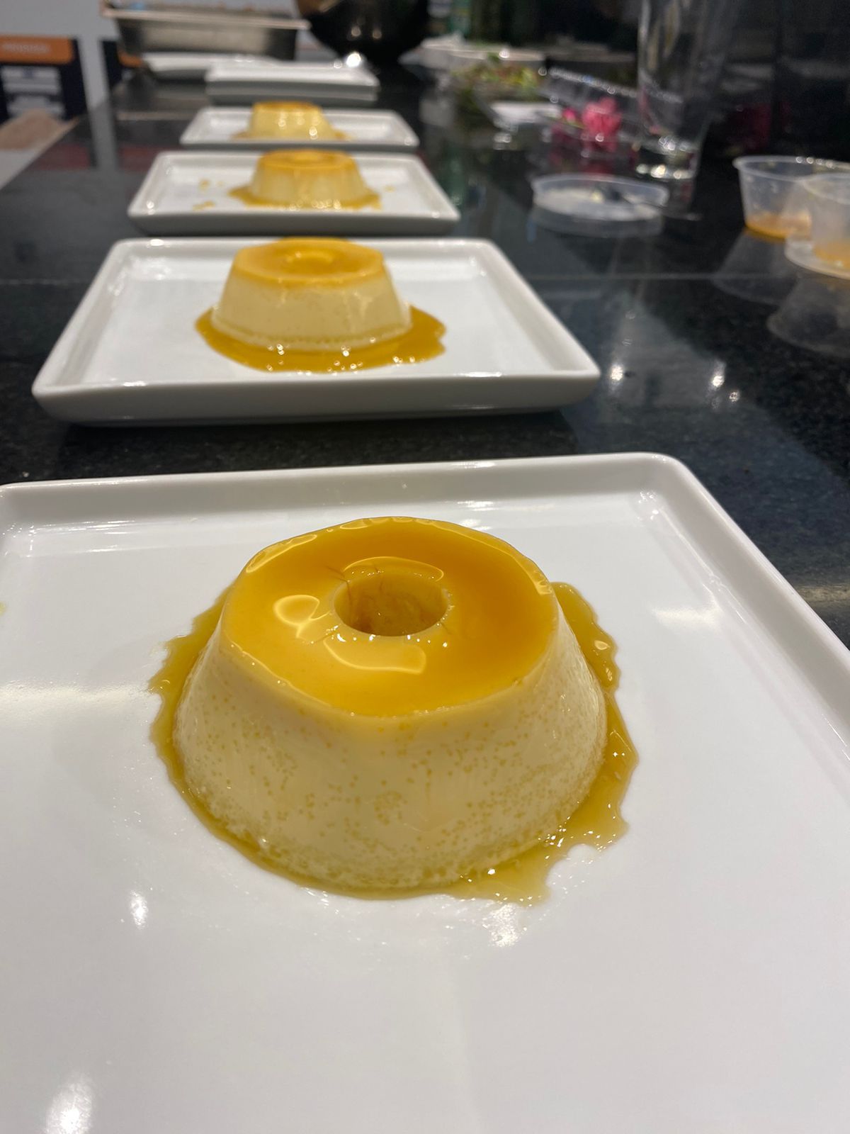 Um close de uma sobremesa em um prato branco