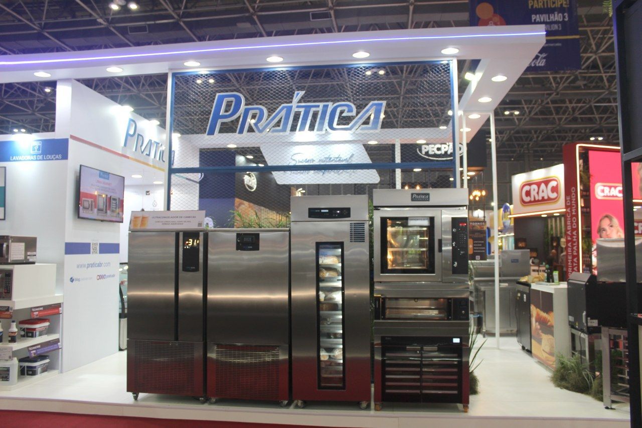 Uma exposição de eletrodomésticos de aço inoxidável e uma placa que diz pratica