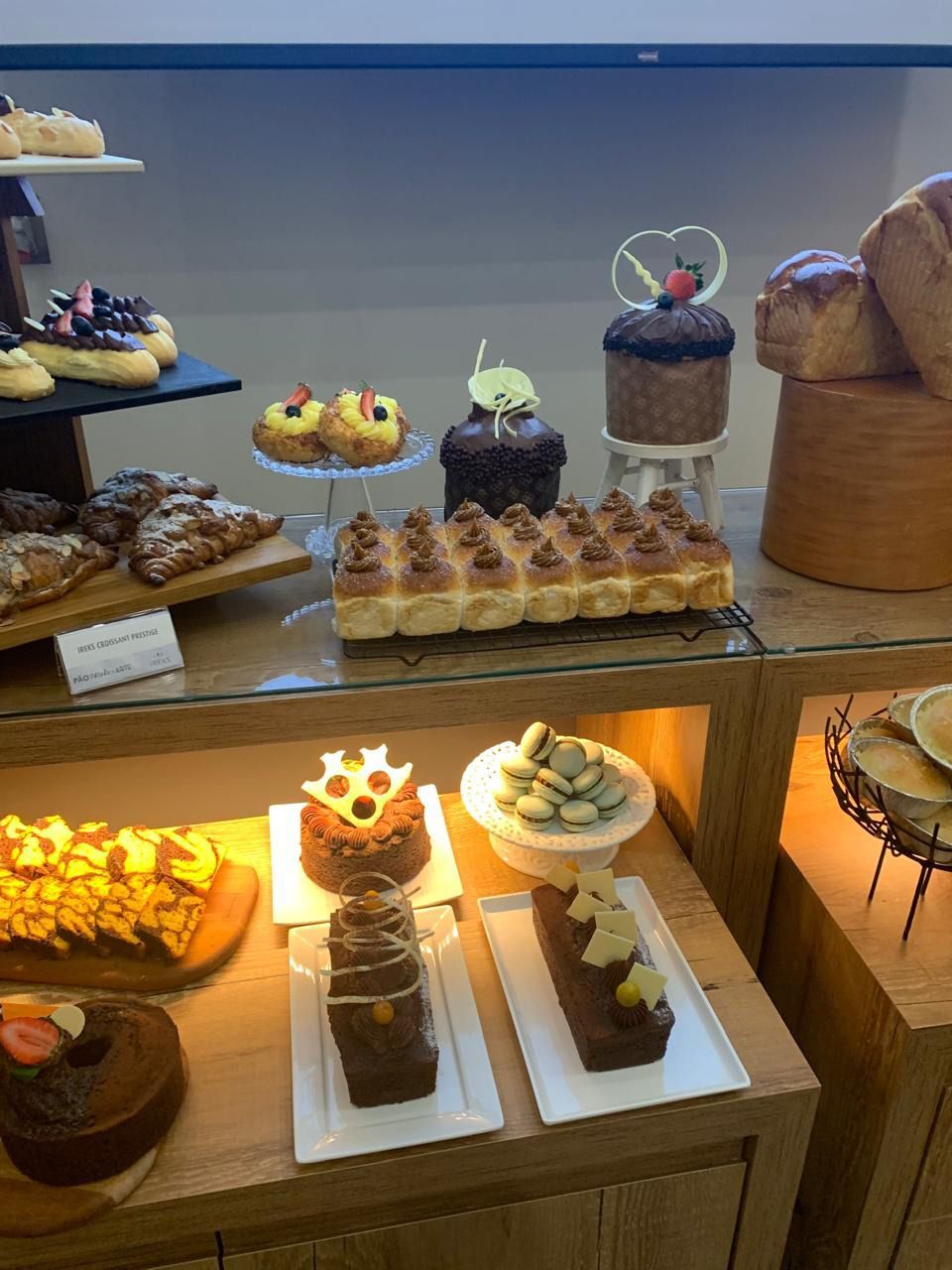 Uma variedade de sobremesas é exibida em uma caixa de vidro