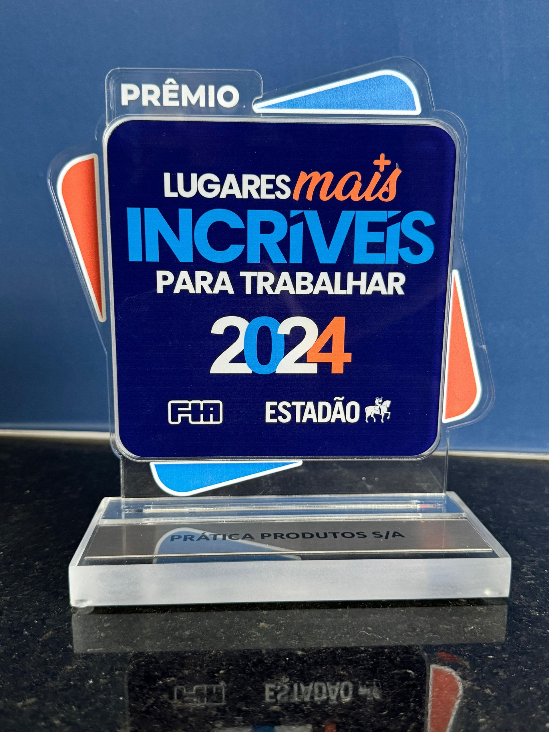 A trophy that says ' lugares mais incrives para trabalhar 2024 ' on it