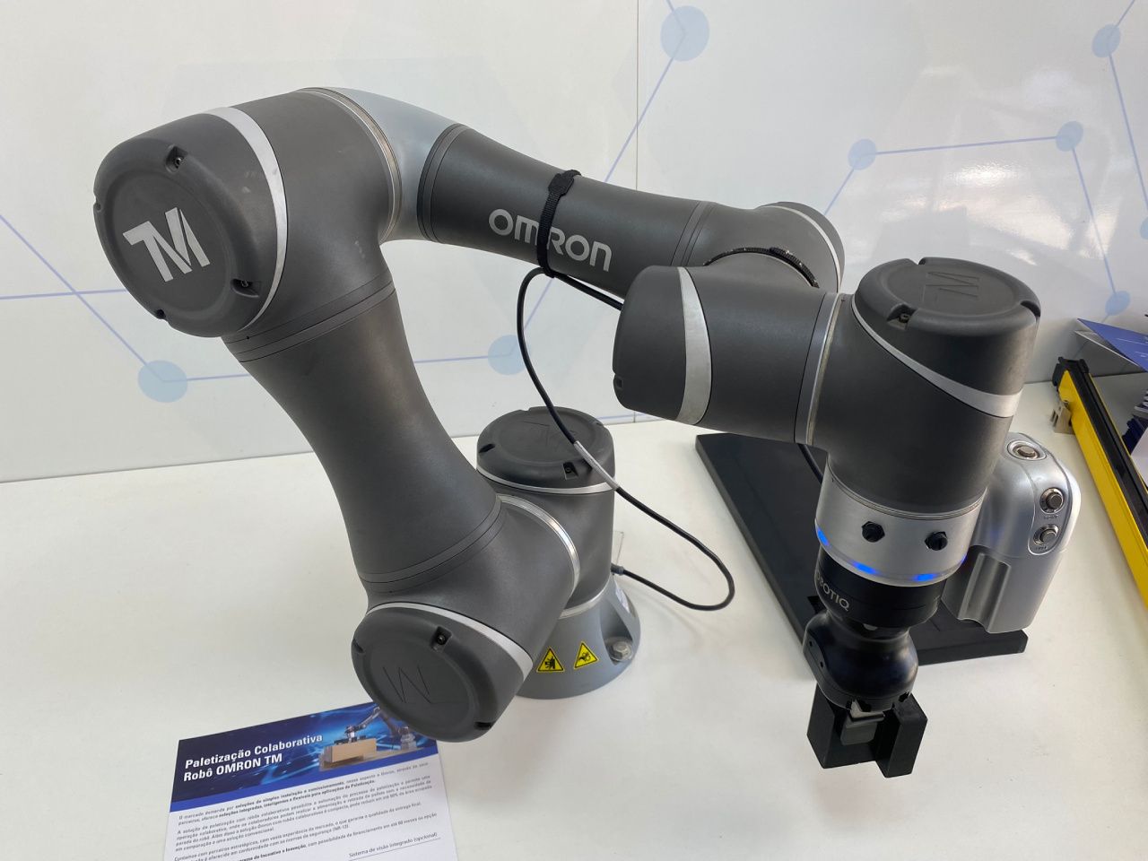 Um braço robótico com a letra m nele