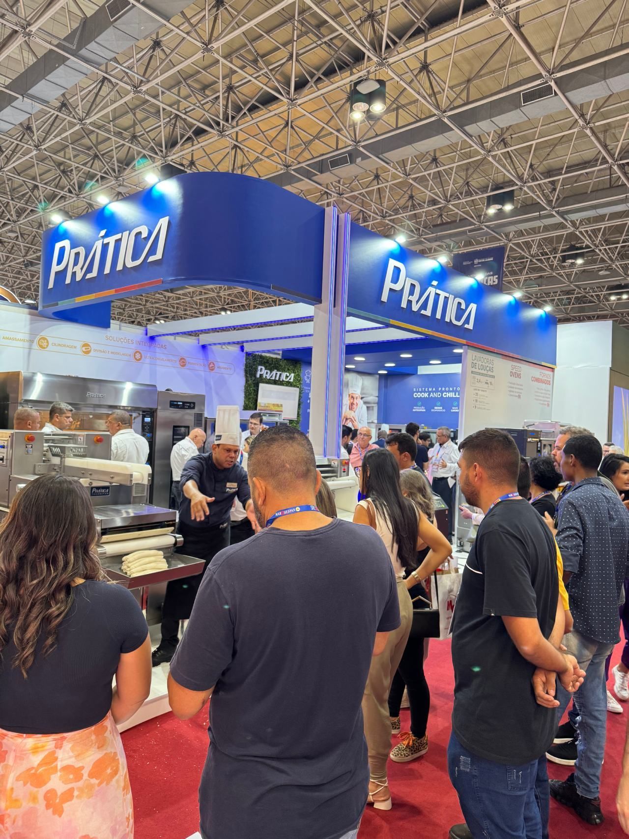 Um grupo de pessoas está em uma sala em uma convenção.