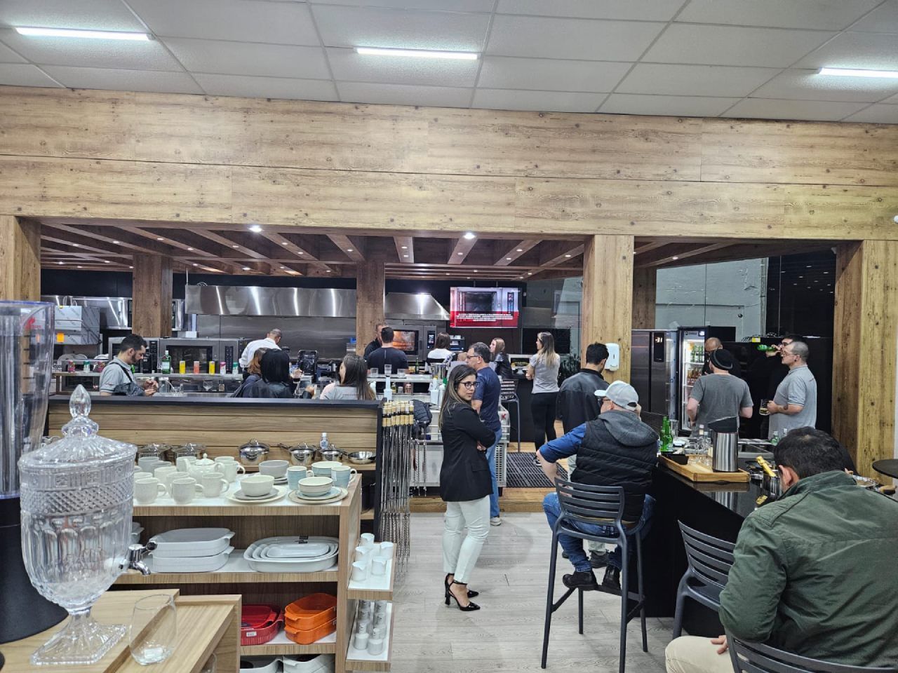 Um grupo de pessoas está sentado em mesas em um restaurante.