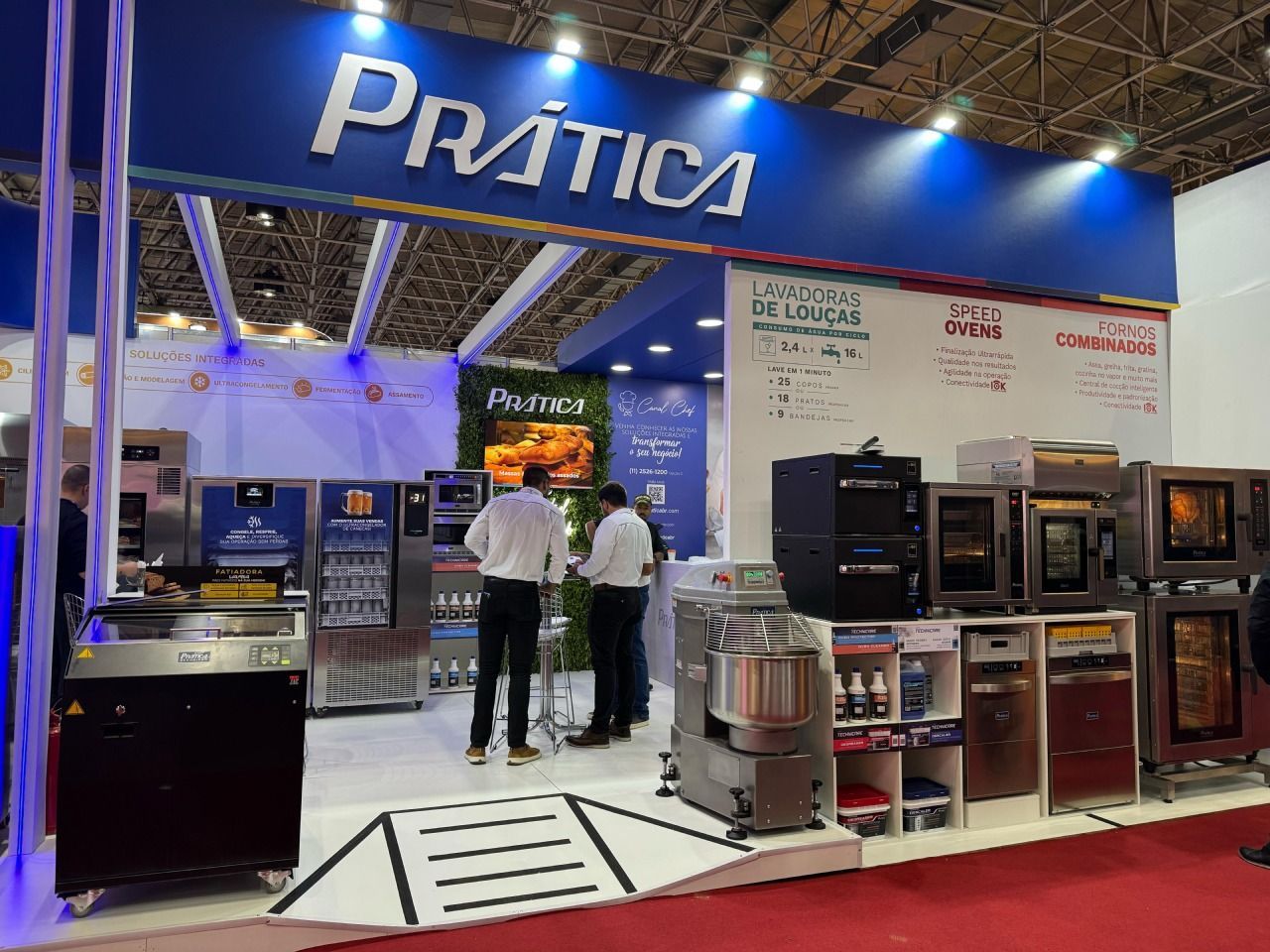 Um grupo de pessoas em pé em frente a uma exposição prática