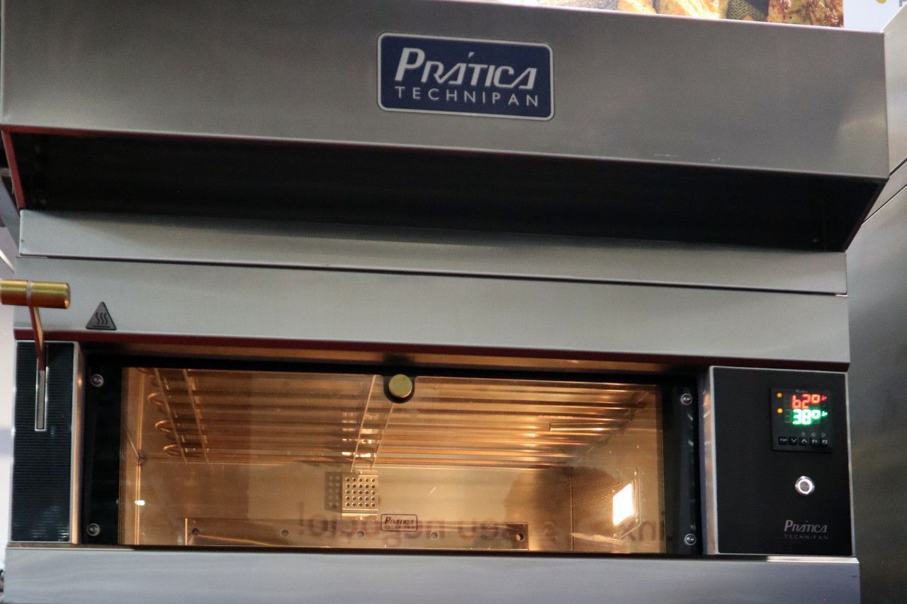 Um forno que tem a palavra pratica escrita nele