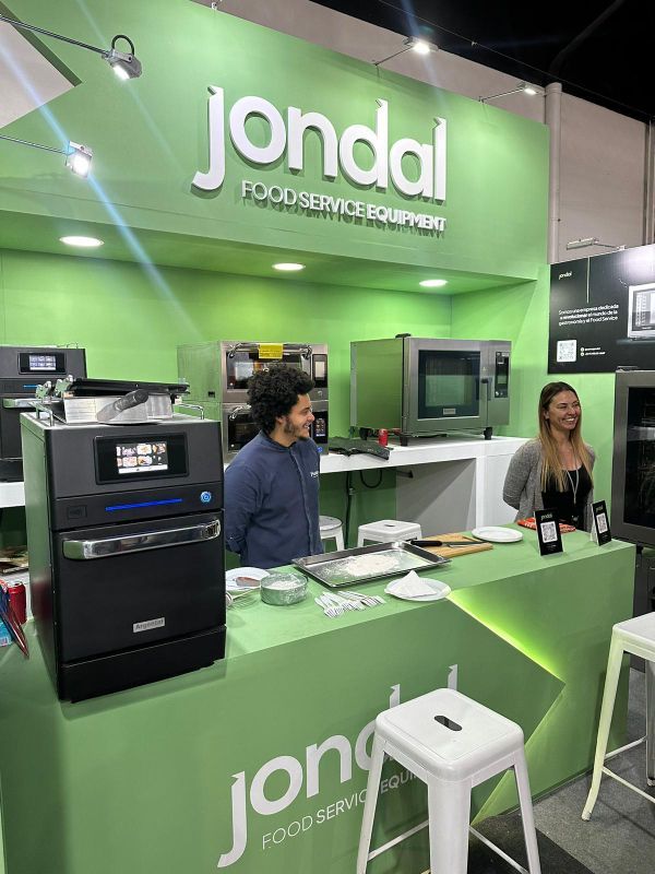 Um homem e uma mulher estão em pé no balcão de uma loja.