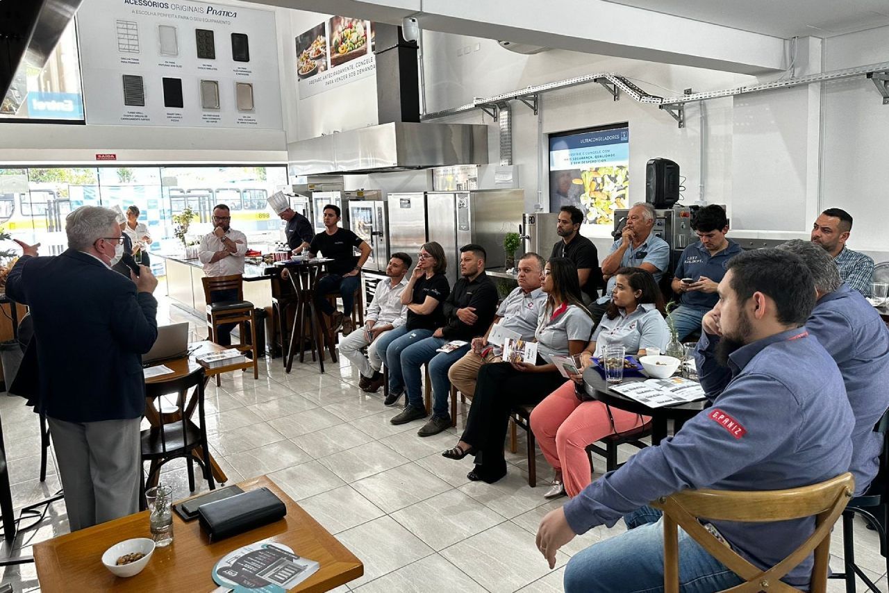Um grupo de pessoas está sentado em mesas em um restaurante.