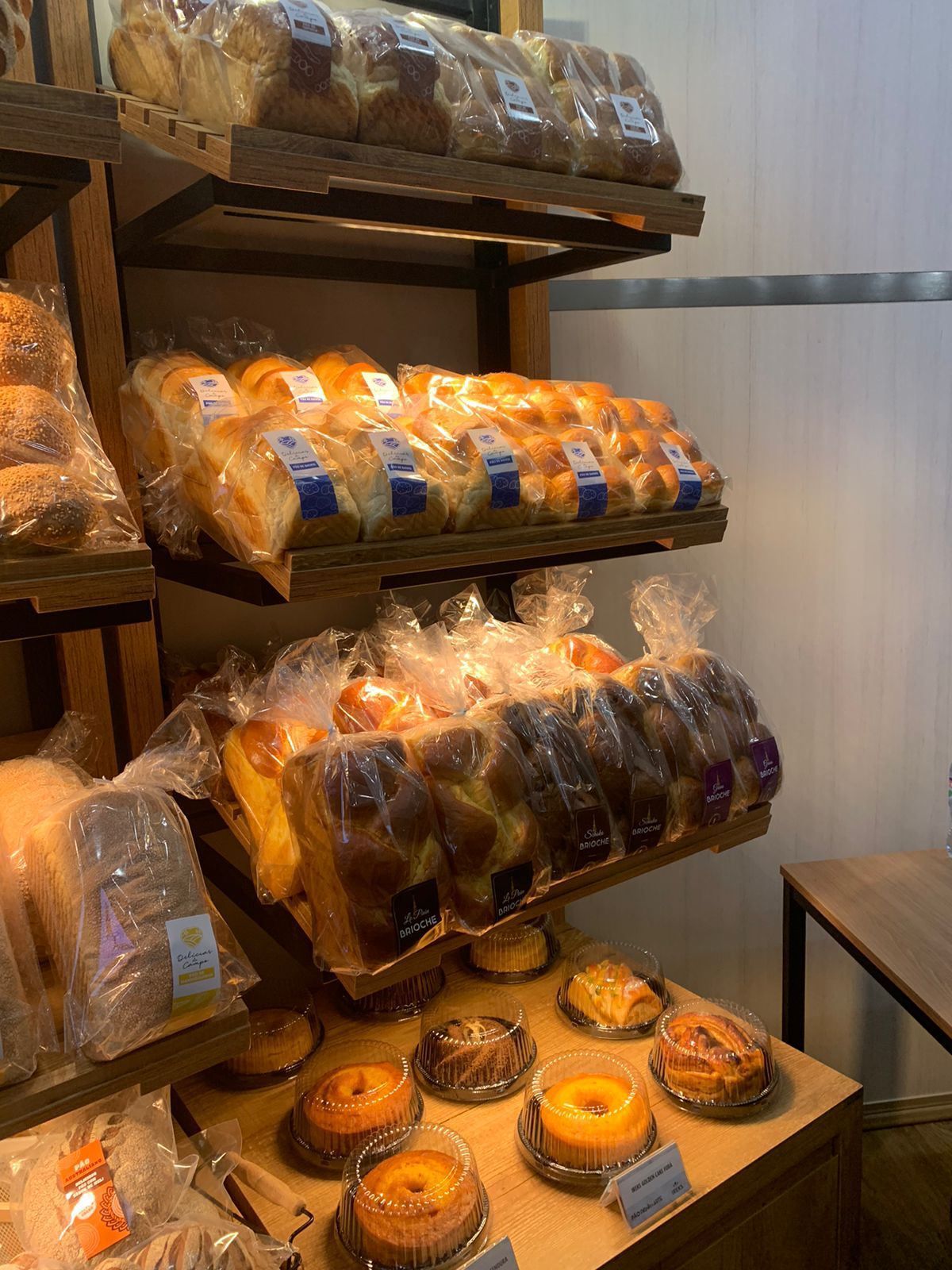 Uma padaria repleta de diferentes tipos de pães e doces.