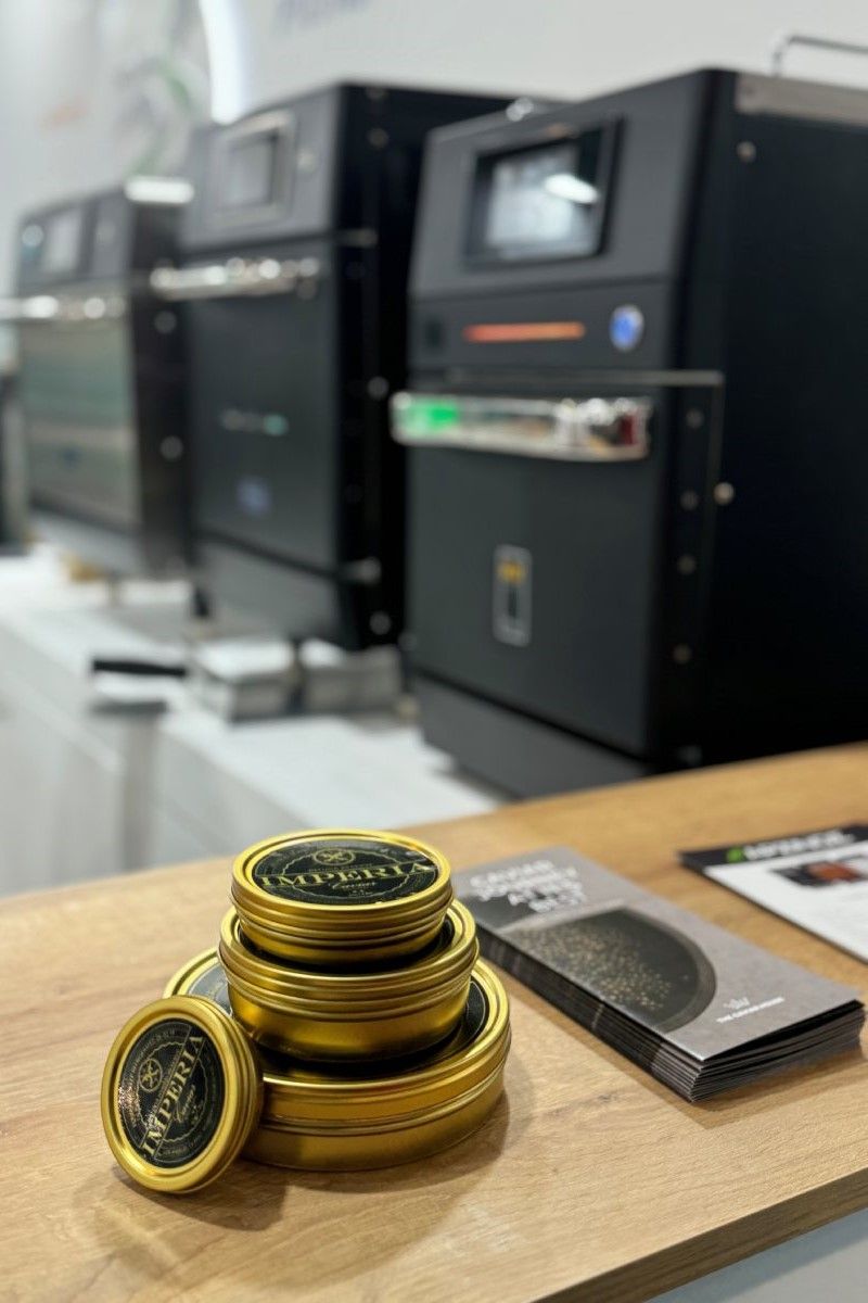 Uma pilha de moedas de ouro em cima de uma mesa de madeira.